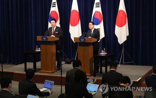 발언하는 윤석열 대통령(도쿄=연합뉴스) 임헌정 기자 = 1박2일 일정으로 일본을 방문한 윤석열 대통령이 16일 오후 일본 도쿄 총리 관저에서 기시다 후미오 일본 총리와 한일 확대정상회담을 마친 뒤 공동 기자회견에서 발언하고 있다. 2023.3.16 kane@yna.co.kr