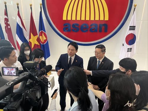 아세안 사무총장 만난 원희룡 국토부 장관 (자카르타=연합뉴스) 원희룡 국토부 장관과 까으 끔 후은 아세안 사무총장이 17일 자카르타 아세안 사무국에서 면담을 마친 뒤 기자들의 질문에 답하고 있다. 2023.3.17 [자카르타 공동 취재단]