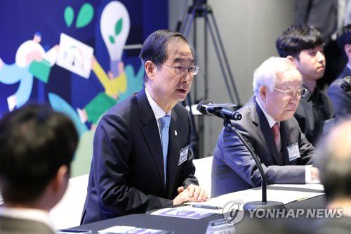 인사말 하는 한덕수 총리(성남=연합뉴스) 황광모 기자 = 한덕수 국무총리가 17일 오전 경기도 성남 카카오 판교 아지트에서 열린 청년 함께 기업(氣-UP) 현장 방문 1차 행사 청년도약 멤버십 가입증서 수여식에서 인사말을 하고 있다. 2023.3.17 hkmpooh@yna.co.kr