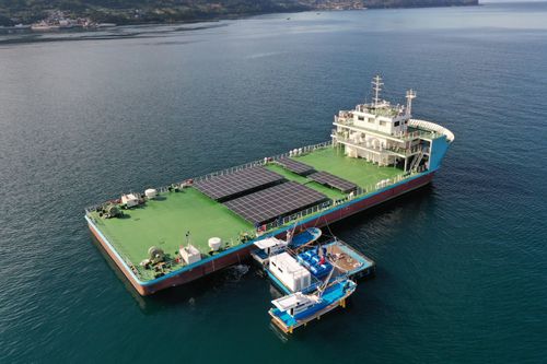 지난해 10월 전남 여수시 대두라도 인근에서 바지선에 담수를 공급하는 해수담수화 선박 드림즈호. [환경부 제공. 재판매 및 DB 금지]