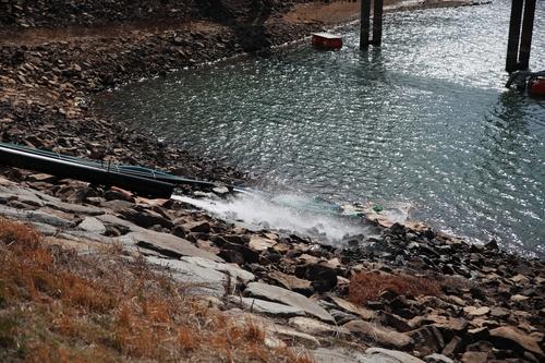 (완도=연합뉴스) 이재영 기자 = 15일 전남 완도군 보길면 보길저수지로 인근 지하수저류지에 모인 지하수가 공급되고 있다. 2023.3.15
