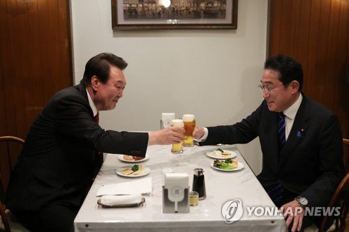 생맥주 건배하는 윤석열 대통령과 기시다 일본 총리(도쿄=연합뉴스) 안정원 기자 = 윤석열 대통령과 기시다 후미오 일본 총리가 16일 오후 일본 도쿄 긴자의 오므라이스 노포에서 친교의 시간을 함께하며 생맥주로 건배하고 있다. 2023.3.16 jeong@yna.co.kr
