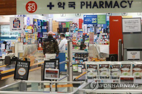 내일부터 대형마트 내 약국에서 마스크 착용 자율(서울=연합뉴스) 진연수 기자 = 월요일인 20일부터 버스와 지하철, 택시 등 대중교통과 마트 내 약국에서 마스크 착용이 자율화된다. 19일 중앙재난안전대책본부에 따르면 지난 1월 실내 마스크 의무 조정에서 제외됐던 대중교통과 마트 내 약국에서의 마스크 착용 의무가 해제됨에 따라 버스와 지하철, 택시는 물론 비행기에서의 마스크 착용이 의무가 아닌 자율에 맡겨진다. 사진은 이날 서울 시내 한 대형마트 내 약국 모습. 2023.3.19 jin90@yna.co.kr
