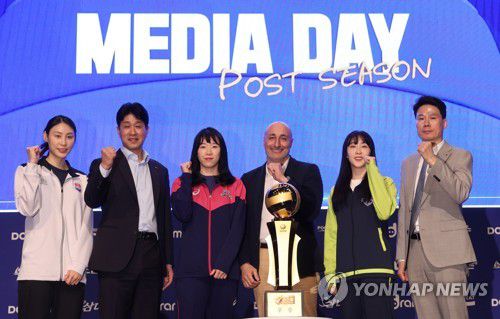 봄배구 진출한 여자 배구팀(서울=연합뉴스) 최재구 기자 = 20일 서울 마포구 상암 누리꿈스퀘어에서 열린 도드람 2022~2023 V-리그 포스트시즌 미디어데이 행사에서 여자부 정규리그 1,2,3위를 차지한 흥국생명, 현대건설, 한국도로공사 감독과 대표선수가 기념사진을 촬영하고 있다. 왼쪽부터 한국도로공사 김종민 감독과 배유나, 흥국생명 마르첼로 아본단자 감독과 김미연, 현대건설 강성형 감독과 황민경.  2023.3.20 jjaeck9@yna.co.kr