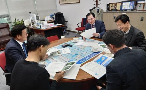 국회 찾은 신우철 완도군수[완도군 제공·재판매 및 DB 금지]