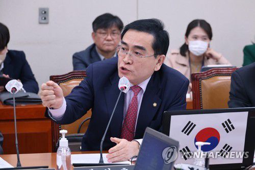 의사진행 발언하는 태영호 최고위원(서울=연합뉴스) 임화영 기자 = 국민의힘 태영호 최고위원이 21일 오후 국회에서 열린 외교통일위원회 전체회의에서 의사진행 발언을 하고 있다. 2023.3.21 hwayoung7@yna.co.kr