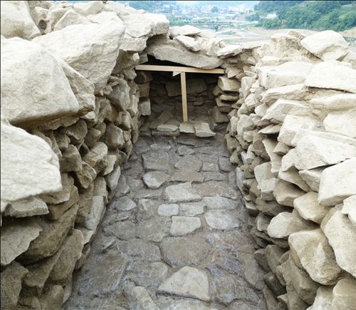 1호분 내 6호 석곽 유물 부장칸 모습 [문화재청 제공. 재판매 및 DB 금지]