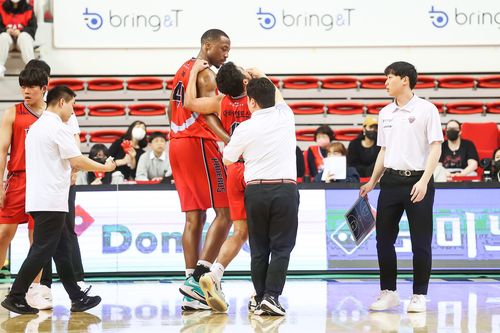 코트를 떠나는 아바리엔토스[KBL 제공. 재판매 및 DB금지]
