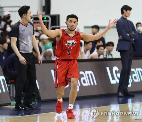 환호하는 아바리엔토스(울산=연합뉴스) 김용태 기자 = 지난달 5일 울산 동천체육관에서 열린 2022-2023 SKT 에이닷 프로농구 울산 현대모비스와 원주 DB의 경기에서 현대모비스 아바리엔토스가 3점 슛을 성공시킨 뒤 환호하고 있다. 2023.2.5 yongtae@yna.co.kr