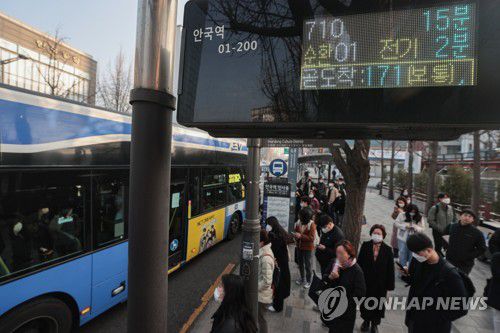 대중교통 노마스크 첫날…'혼잡시간대엔 착용 권장'(서울=연합뉴스) 서대연 기자 = 대중교통 마스크 착용의무 해제 첫날인 20일 오전 서울 시내 한 버스 정류장 정보안내단말기에 도착 및 혼잡도 정보가 표시돼 있다.     2023.3.19 dwise@yna.co.kr