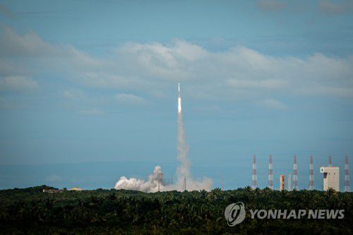 '국내 첫 민간발사체' 한빛-TLV, 브라질서 발사(서울=연합뉴스) 국내 우주스타트업 이노스페이스는 독자 개발한 엔진 검증용 시험 발사체 '한빛-TLV'가 19일 오후 2시 52분(현지시간) 브라질 공군 산하 알칸타라 우주센터(CLA)에서 발사됐다고 밝혔다. 사진은 한빛-TLV가 이륙 후 하늘을 향해 일직선으로 날아가는 모습. 2023.3.20 [브라질 공군 제공. 재판매 및 DB 금지] photo@yna.co.kr