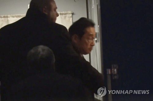 폴란드서 우크라이나행 열차에 오르는 기시다 일본 총리(프세미실[폴란드] AP=연합뉴스) 기시다 후미오 일본 총리가 21일(현지시간) 폴란드 프세미실에서 우크라이나 키이우행 열차에 탑승하고 있다. 이날 일본 외무성은 기시다 총리가 키이우를 방문해 볼로디미르 젤렌스키 대통령과 정상회담을 할 예정이라고 밝혔다. 인도를 방문 중이던 기시다 총리는 애초 이날 오후 귀국할 예정이었으나, 귀국하는 대신 비밀리에 폴란드로 향했다. 사진은 일본 NTV 영상을 캡처한 것이다. 2023.03.21 clynnkim@yna.co.kr