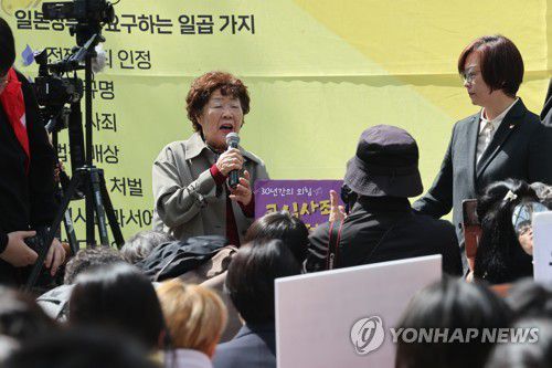 수요시위 참가한 이용수 할머니(서울=연합뉴스) 김주성 기자 = 일본군 '위안부 피해자' 이용수 할머니가 22일 오후 서울 종로구 주한일본대사관 인근에서 열린 제1588차 일본군 성노예제 문제 해결을 위한 수요시위에 참가해 사과와 배상을 요구하는 발언을 하고 있다. 2023.3.22 utzza@yna.co.kr