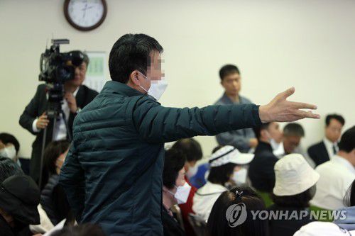 항의하는 한국타이어 화재 피해 주민(대전=연합뉴스) 이주형 기자 = 한국타이어 대전 2공장 화재로 피해를 본 대전 대덕구 석봉동의 한 아파트 주민이 22일 오후 이 아파트에서 열린 주민공청회에서 한국타이어 측 관계자들에게 항의하고 있다. 2023.3.22 coolee@yna.co.kr