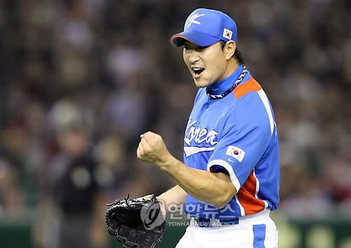 제2회 WBC 일본전 승리투수 봉중근[연합뉴스 자료사진]