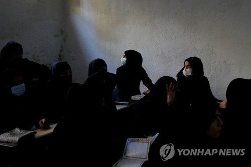 코란 공부하는 아프가니스탄 여학생들[로이터 연합뉴스 자료사진. 재판매 및 DB 금지]