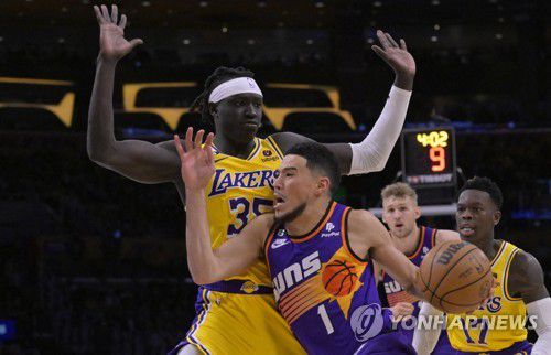 공격하는 데빈 부커[USA TODAY Sports=연합뉴스]