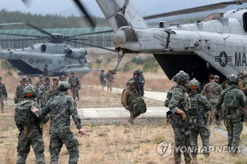 이동하는 한미 해병대원(포항=연합뉴스) 손대성 기자 = 22일 경북 포항시 북구 한 훈련장에서 한국과 미국 해병대원이 함께 이동하고 있다.    한국, 미국, 영국 수색부대는 연합작전 수행능력을 강화하기 위해 22일부터 23일까지 포항 해안 일대에서 연합 수색 훈련을 하고 있다. 2023.3.23 sds123@yna.co.kr