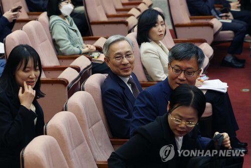 대심판정 입장한 전주혜-강일원(서울=연합뉴스) 김인철 기자 =  23일 오후 서울 종로구 헌법재판소 대심판정에서 열린 검수완박(검찰 수사권 완전 박탈) 입법에 대한 권한쟁의심판 선고에서 국민의힘 전주혜 의원과 법무부 측인 강일원 변호사 등이 자리하고 있다. 2023.3.23 [공동취재] yatoya@yna.co.kr