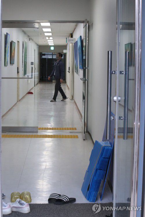 압수수색 진행 중인 금산 JMS 세계선교본부(금산=연합뉴스) 강수환 기자 = 23일 기독교복음선교회(통칭 JMS) 총재 정명석 씨의 여신도 성폭행 혐의 사건과 관련 검찰이 충남 금산 월명동 JMS 세계선교본부를 압수수색하고 있다. 2023.3.23. swan@yna.co.kr