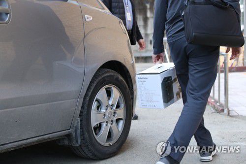 JMS 30년 치 데이터 포렌식 위해 대용량 외장하드 장비 들고 들어가는 검찰(대전=연합뉴스) 강수환 기자 = 23일 기독교복음선교회(통칭 JMS) 총재 정명석 씨의 여신도 성폭행 혐의 사건과 관련 검·경이 충남 금산 월명동 JMS 수련원과 세계선교본부를 압수수색하고 있는 가운데, 세계선교본부를 압수수색하고 있는 검찰이 데이터 포렌식을 위해 대용량 외장하드 장비를 들고 들어서고 있다. 2023.3.23. swan@yna.co.kr