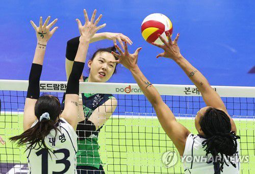 공격하는 양효진(수원=연합뉴스) 홍기원 기자 = 23일 경기도 수원실내체육관에서 열린 프로배구 V리그 여자부 플레이오프 1차전 현대건설 힐스테이트와 한국도로공사 하이패스의 경기. 현대건설 양효진이 공격하고 있다. 2023.3.23 xanadu@yna.co.kr