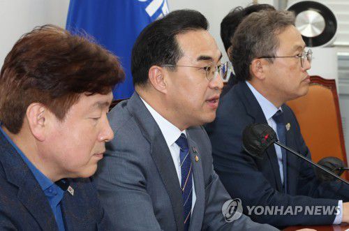 '검수완박' 헌재 판결관련 브리핑하는 박홍근 원내대표(서울=연합뉴스) 백승렬 기자 = 더불어민주당 박홍근 원내대표가 23일 오후 본회의를 마친 뒤 원내대표실에서 기자간담회를 열고 '검수완박' 헌재 판결관련 브리핑하고 있다. 2023.3.23 srbaek@yna.co.kr