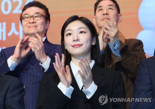 김연아 '강원 동계청소년올림픽 파이팅'(서울=연합뉴스) 임화영 기자 = 24일 오후 서울 송파구 올림픽파크텔에서 열린 2024 강원 동계청소년올림픽대회 홍보대사 및 문화행사 감독·자문단 위촉식에서 김연아 홍보대사가 기념촬영하고 있다.2023.3.24 hwayoung7@yna.co.kr
