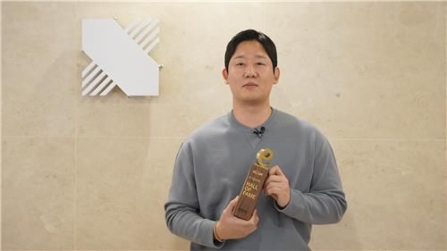 '올해의 e스포츠 팀' 상 받은 최상인 DRX 대표[한국e스포츠협회(KeSPA) 제공. 재판매 및 DB 금지]