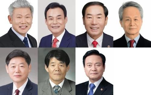 창녕군수 보궐선거 후보 7인윗줄 왼쪽부터  성기욱(더불어민주당)·하종근·성낙인·배효문(이상 무소속), 아래 줄 왼쪽부터 박상제·하강돈·한정우 후보(이상 무소속) [선관위 제공 기호순. 재판매 및 DB 금지]