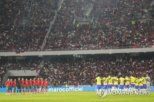 펠레를 위해 묵념하는 양 팀 선수들[AP=연합뉴스]