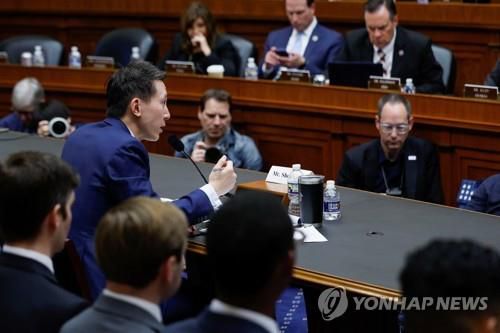 미 의회에서 증언하는 추 쇼우즈 틱톡 최고경영자[로이터 연합뉴스 자료사진. 재판매 및 DB 금지]
