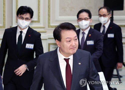 한동훈 법무장관, 이원석 검찰총장 등과 입장하는 윤석열 대통령(서울=연합뉴스) 임헌정 기자 = 윤석열 대통령이 26일 청와대 영빈관에서 열린 법무부·공정거래위원회·법제처 등에 대한 업무보고에 한동훈 법무부 장관, 이원석 검찰총장 등과 함께 입장하고 있다. 2023.1.26 kane@yna.co.kr