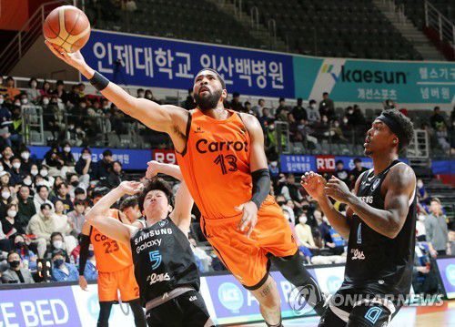 펄펄나는 로슨(고양=연합뉴스) 김병만 기자 = 30일 경기도 고양체육관에서 열린 고양 캐롯-서울 삼성 경기. 캐롯 디드릭 로슨이 슛을 성공시키고 있다.      2023.1.30 kimb01@yna.co.kr