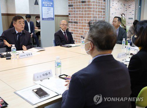 반포고 찾은 정순신 검사특권 진상조사단 TF(서울=연합뉴스) 이지은 기자 = 더불어민주당 정순신 검사특권 진상조사단 TF 소속 강득구, 강민정 의원이 24일 오후 서울 서초구 반포고등학교에서 정 변호사 아들의 강제 전학 처분 기록 삭제 관련 질의를 위해 방문하고 있다. 2023.3.24 jieunlee@yna.co.kr