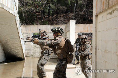 "돌진하라"(포항=연합뉴스) 손대성 기자 = 27일 경북 포항시 남구 장기면 정천리 훈련장에서 한국 해병대 1사단 황룡여단 산악대대와 미군 제13해병원정대와 함께 도시지역근접전투 훈련을 하고 있다. 2023.3.27 sds123@yna.co.kr
