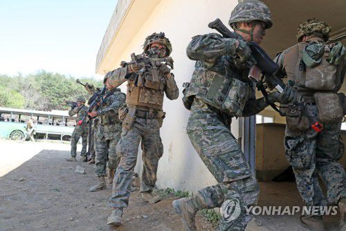합동 실내 공격(포항=연합뉴스) 손대성 기자 = 27일 경북 포항시 남구 장기면 정천리 훈련장에서 한국 해병대 1사단 황룡여단 산악대대와 미군 제13해병원정대와 함께 도시지역근접전투 훈련을 하고 있다. 2023.3.27 sds123@yna.co.kr