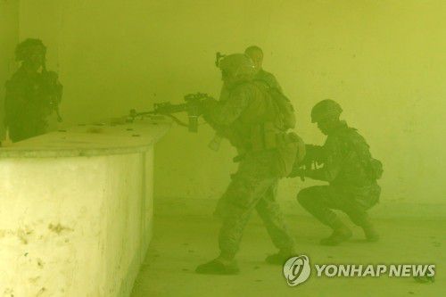 연막탄 속 훈련(포항=연합뉴스) 손대성 기자 = 27일 경북 포항시 남구 장기면 정천리 훈련장에서 한국 해병대 1사단 황룡여단 산악대대와 미군 제13해병원정대와 함께 도시지역근접전투 훈련을 하고 있다. 2023.3.27 sds123@yna.co.kr