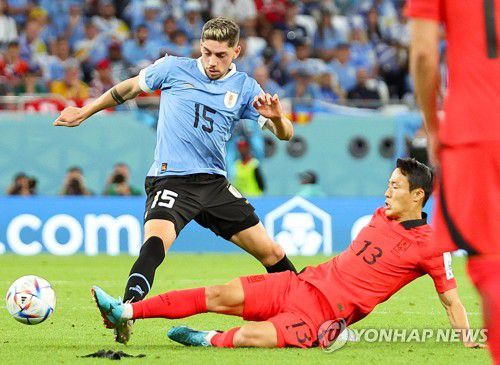 발베르데 태클하는 손준호(알라이얀=연합뉴스) 김도훈 기자 = 24일 오후(현지시간) 카타르 알라이얀의 에듀케이션 시티 스타디움에서 열린 2022 카타르 월드컵 조별리그 H조 1차전 대한민국과 우루과이 경기. 대표팀 손준호가 태클로 발데르데의 공을 빼앗고 있다. 2022.11.25 superdoo82@yna.co.kr
