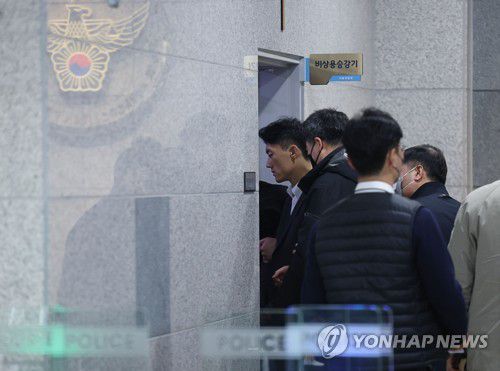 마약수사대 조사실 향하는 전우원(서울=연합뉴스) 김인철 기자 = 전두환 전 대통령 일가에 대한 폭로성 발언을 해온 손자 전우원 씨가 28일 오전 서울경찰청 마약범죄수사대 조사실로 향하고 있다. 2023.3.28 yatoya@yna.co.kr