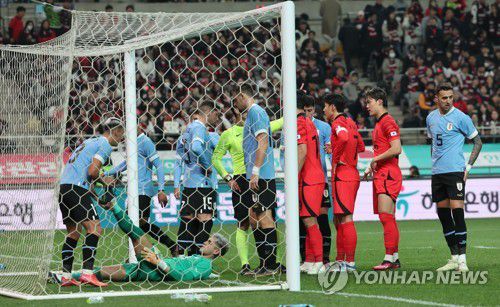 골인가 아닌가(서울=연합뉴스) 박동주 기자 = 28일 서울월드컵경기장에서 열린 한국과 우루과이와의 축구 대표팀 평가전.     선수들이 김영권의 헤더를 두고 심판과 대화하고 있다. VAR 결과는 한국의 파울. 2023.3.28 pdj6635@yna.co.kr