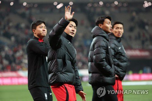 아쉬워하는 이강인(서울=연합뉴스) 박동주 기자 = 28일 서울월드컵경기장에서 열린 한국과 우루과이와의 평가전이 한국의 패배로 끝났다.     경기를 마친 한국 선수들이 아쉬워하고 있다. 2023.3.28 pdj6635@yna.co.kr