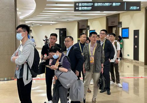 노마스크 보아오포럼29일 중국 하이난성에서 열리고 있는 보아오포럼에 참가한 사람들이 노마스크로 순서를 기다리고 있다. [촬영 한종구 기자]