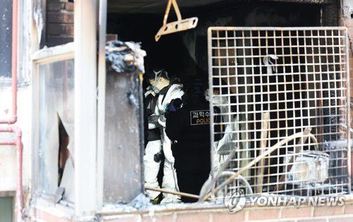 안산 빌라 새벽 화재로 나이지리아 어린 남매 4명 사망(안산=연합뉴스) 홍기원 기자 = 나이지리아 국적 어린이 4명이 숨진 경기도 안산시의 한 빌라 화재 현장에서 27일 오전 경찰과 소방 등 관계자들이 합동 감식을 하고 있다. 2023.3.27 xanadu@yna.co.kr