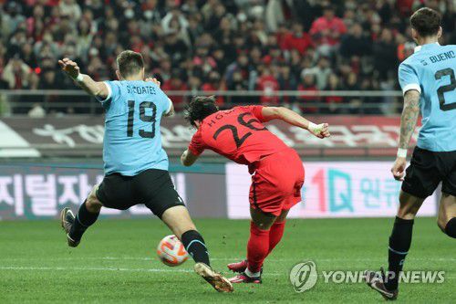 오현규 골망 흔들었으나...(서울=연합뉴스) 박동주 기자 = 28일 서울월드컵경기장에서 열린 한국과 우루과이와의 축구 대표팀 평가전.     오현규가 터닝슛을 하고 있다. VAR 결과는 오현규의 오프사이드. 2023.3.28 pdj6635@yna.co.kr