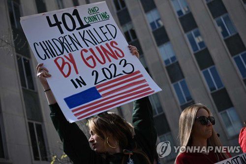 총기규제 촉구 시위 벌이는 美 테네시주 주민들(내슈빌 AFP=연합뉴스) 28일(현지시간) 미국 테네시주 내슈빌에서 주민들이 총기 규제를 촉구하며 시위하고 있다. 전날 내슈빌의 사립 초등학교인 커버넌트스쿨에서 총기난사 사건이 발생해 학생 3명을 포함해 6명이 숨졌다. 범행 후 경찰 총에 맞아 숨진 용의자는 이 학교를 졸업한 성전환 여성으로 미리 지도를 그려놓는 등 치밀하게 범행을 계획한 정황이 드러났다. 2023.03.29 ddy04002@yna.co.kr