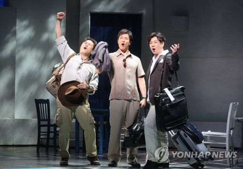 관객들 다시 만난 '맘마미아!'(서울=연합뉴스) 류효림 기자 = 배우 김진수, 김정민, 민영기가 29일 오후 서울 중구 흥인동 충무아트센터에서 열린 뮤지컬 '맘마미아!' 프레스콜에서 주요 장면을 시연하고 있다. 2023.3.29 ryousanta@yna.co.kr