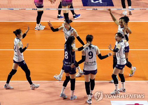 한국도로공사 '한 점씩 천천히'(인천=연합뉴스) 윤태현 기자 = 29일 인천 삼산월드체육관에서 열린 여자프로배구 챔피언결정전 1차전 흥국생명 핑크스파이더스와 한국도로공사 하이패스배구단의 경기. 1세트 한국도로공사 선수들이 득점한 뒤 서로 격려하고 있다. 2023.3.29 tomatoyoon@yna.co.kr