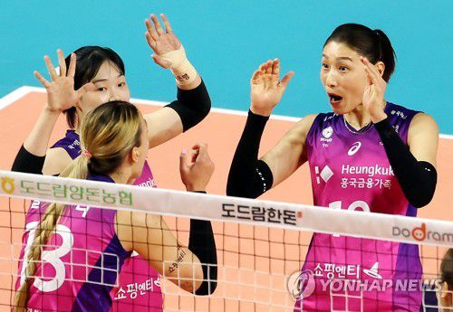 동료 득점에 기뻐하는 김연경(인천=연합뉴스) 윤태현 기자 = 29일 인천 삼산월드체육관에서 열린 여자프로배구 챔피언결정전 1차전 흥국생명 핑크스파이더스와 한국도로공사 하이패스배구단의 경기. 1세트 흥국생명 김연경이 동료 옐레나의 득점에 기뻐하고 있다. 2023.3.29 tomatoyoon@yna.co.kr