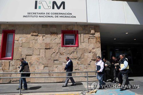 멕시코 이민청 나서는 과테말라 정부 관계자(시우다드후아레스 AFP=연합뉴스) 과테말라 정부 관계자들이 29일(현지시간) 멕시코 시우다드후아레스 이민청 건물 밖을 나서고 있다. 지난 27일 밤 이곳에서 발생한 화재로 과테말라 출신 이주자를 포함한 66명이 숨지거나 다쳤다. 2023.3.30